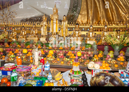 Angebote neben reclining Buddha, Chaukhtatgyi Pagode, Yangon (Rangoon), Myanmar (Burma) Stockfoto