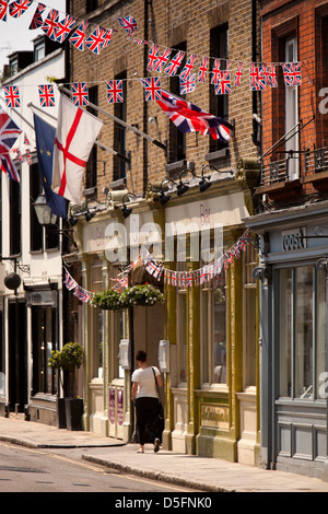 England, Berkshire, Eton High Street, Geschäften und Café mit Anschluß-Markierungsfahne Girlanden geschmückt Stockfoto