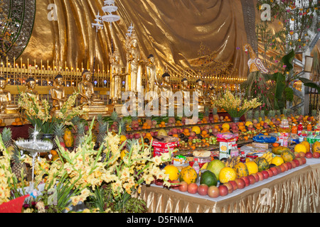 Angebote neben reclining Buddha, Chaukhtatgyi Pagode, Yangon (Rangoon), Myanmar (Burma) Stockfoto