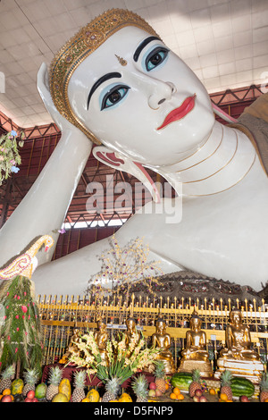 Liegender Buddha, Chaukhtatgyi Pagode, Yangon (Rangoon), Myanmar (Burma) Stockfoto