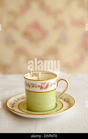 Tee-Tasse-Kerzenziehen - Schritt 4 abgeschlossen Stockfoto