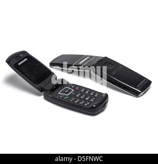 Zwei alte Samsung-Handys isoliert auf weißem Hintergrund Stockfoto