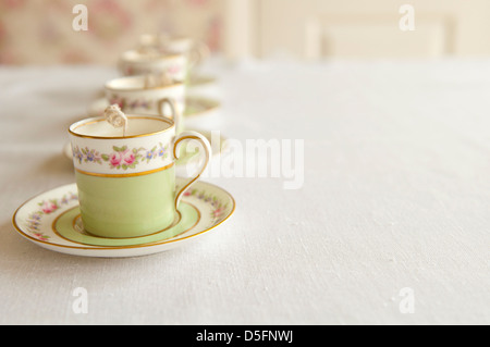 Tee-Tasse-Kerzenziehen - Schritt 4 abgeschlossen Stockfoto