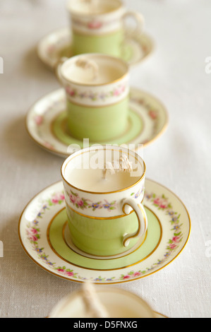 Tee-Tasse-Kerzenziehen - Schritt 4 abgeschlossen Stockfoto