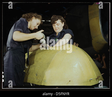 Die Arbeiter von Vultee Aircraft, Nashville, Tennessee, bauen 1943 einen „Vengeance“-Bomber zusammen, der Teil der Kriegsanstrengungen während des Zweiten Weltkriegs war und die industrielle Produktion auf ihrem Höhepunkt zeigt. Stockfoto