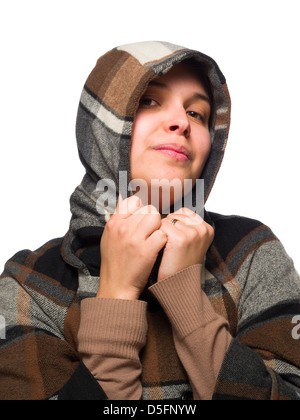 Porträt einer jungen Frau, die sich vor der Kälte zu schützen, durch das Tragen warmer Winterkleidung isoliert auf weißem Hintergrund Stockfoto