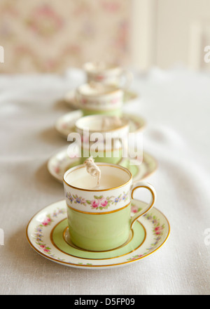 Tee-Tasse-Kerzenziehen - Schritt 4 abgeschlossen Stockfoto