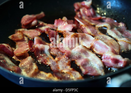 Speck in einer Pfanne erhitzen Stockfoto
