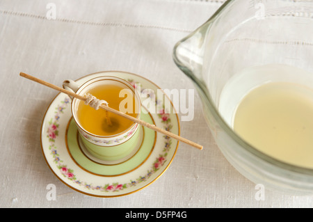 Tee-Tasse-Kerzenziehen - Schritt 3 Stockfoto