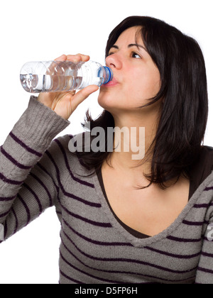 Junge Frau Trinkwasser aus Kunststoff-Flasche auf weißem Hintergrund Stockfoto