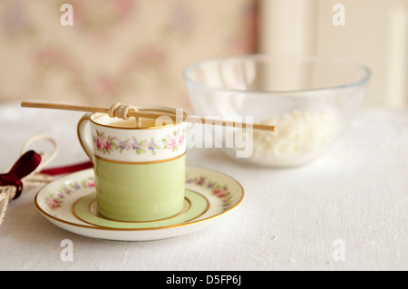 Tee Tasse Kerzenherstellung Ausrüstung, Aynsley Tasse Tee/Kaffee. Schritt für Schritt 3 Stockfoto