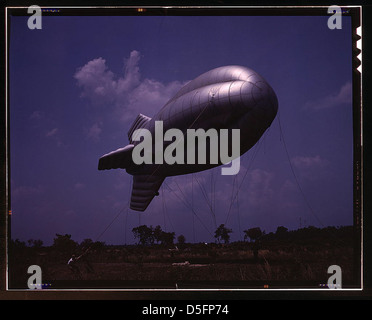 Während des Zweiten Weltkriegs fliegt ein Ballon über Parris Island, South Carolina. Dieses Bild zeigt einen großen Ballon, der als militärischer Verteidigungsmechanismus verwendet wird, um tief fliegende feindliche Flugzeuge abzuschrecken. Stockfoto