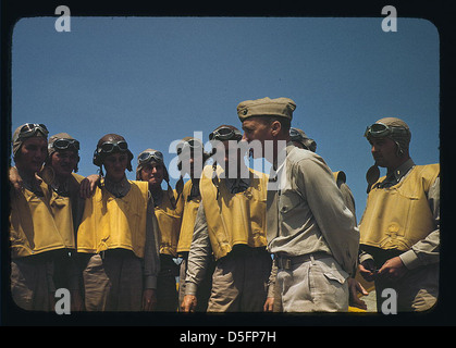 Marine Leutnants studieren Segelfliegerpiloten auf Page Field in Parris Island, South Carolina, während einer Militärausbildung der 1940er Jahre. Dieser Moment spiegelt die Entwicklung der Flugkapazitäten des U.S. Marine Corps während des Zweiten Weltkriegs wider Stockfoto