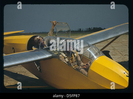 Marine Leutnants trainieren während des Zweiten Weltkriegs als Segelflieger-Piloten auf Page Field, Parris Island, South Carolina, und erlernen wichtige Fertigkeiten für Luftverkehrsmissionen im Krieg. Stockfoto