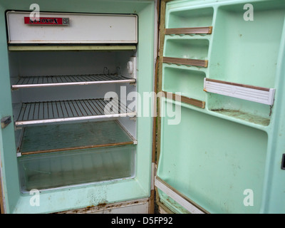 Alten Kühlschrank leer mit offener Tür Stockfoto