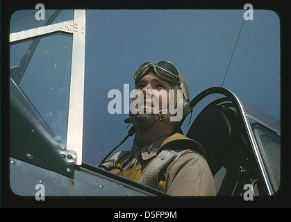 Ein Foto aus den 1940er Jahren von einem Marine Lieutenant in Page Field, Parris Island, South Carolina. Das Bild zeigt den Piloten im Cockpit eines Segelflugzeugs, der sich auf den militärischen Luftfahrtantritt während des Zweiten Weltkriegs vorbereitet Stockfoto