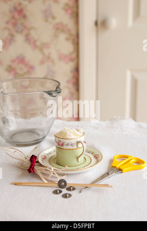 Tee Tasse Kerzenherstellung Geräte Schritt für Schritt 1 Stockfoto