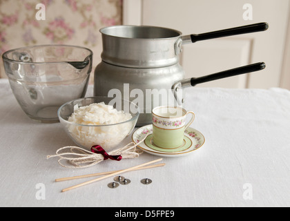 Tee Tasse Kerzenherstellung Geräte Schritt für Schritt 1 Stockfoto