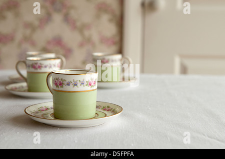 Vier Aynsley China Kaffee/Tee Tassen Schritt 1 von schrittweise Tee Tasse Kerzenziehen Stockfoto