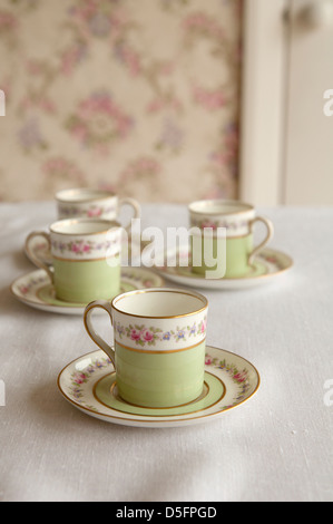 Vier Aynsley China Kaffee/Tee Tassen Schritt 1 von schrittweise Tee Tasse Kerzen set Stockfoto