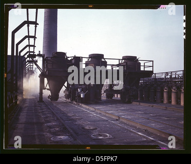 Foto, das die Kohleförderer auf Koksofen in den Hanna Ofens der Great Lakes Steel Corporation in Detroit, Michigan, in den 1940er Jahren zeigt Stockfoto