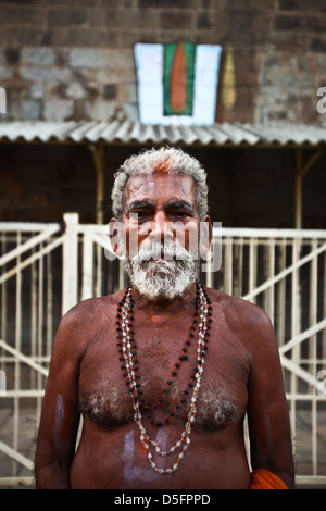 Ein Pilger im Sri Ranganathaswamy Tempel in Trichy (Tirichirappalli) im indischen Bundesstaat Tamil Nadu. Stockfoto