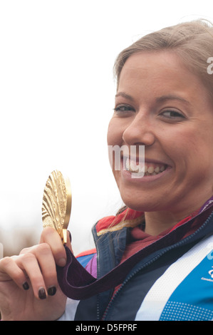 Hannah Cockroft und ihre London 2012-Paralympic-gold-Medaille Stockfoto