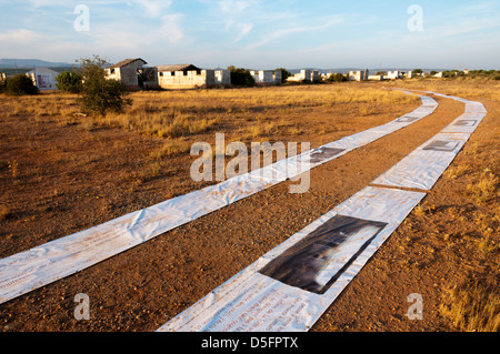 Eine Kunstinstallation im Camp de Rivesaltes zwischen Rivesaltes und Perpignan in Südfrankreich.  SIEHE BESCHREIBUNG FÜR DETAILS. Stockfoto