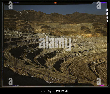 Blick auf die Tagebau-Utah Copper Company Minenarbeiten an Carr Gabelung, wie gesehen von der Eisenbahn, Bingham Canyon in Utah (LOC) Stockfoto