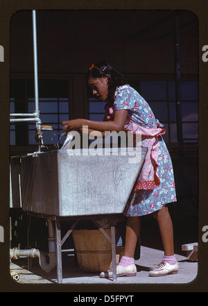 Eine junge Frau, die 1942 in der Gemeinschaftswäscherei in Robstown, Texas, arbeitete. Dieses Bild ist Teil der Dokumentation der Farm Security Administration über das Leben während der Großen Depression. Stockfoto