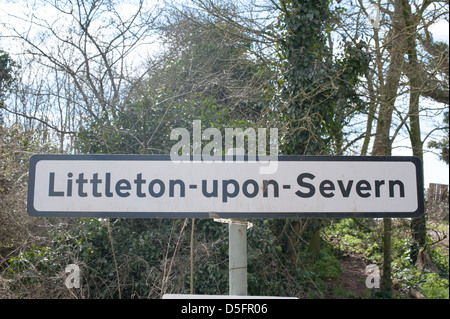 Wegweiser auf einer Spur in das hübsche Dorf South Gloucestershire Littleton auf Severn an den Ufern des Flusses Severn Stockfoto