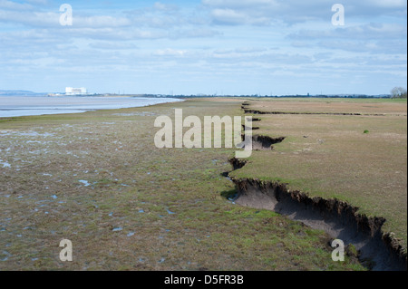 Blick auf stillgelegten Oldbury Kernkraftwerk das erodierte Ufer des Gezeiten-Flusses Severn in South Gloucestershire Stockfoto