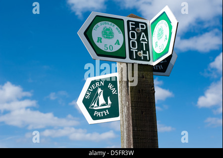 Blauer Himmel hinter ein Wanderweg-Wegweiser auf dem Severn Weg Weg und der Jubiläumsweg am Ufer des Flusses Severn, Littleton Stockfoto