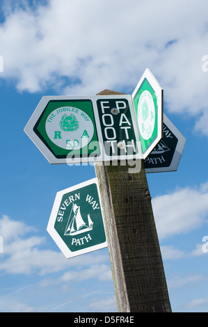 Blauer Himmel hinter ein Wanderweg-Wegweiser auf dem Severn Weg Weg und der Jubiläumsweg am Ufer des Flusses Severn, Littleton Stockfoto