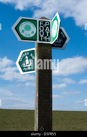 Blauer Himmel hinter ein Wanderweg-Wegweiser auf dem Severn Weg Weg und der Jubiläumsweg am Ufer des Flusses Severn, Littleton Stockfoto