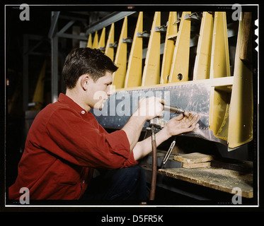 Nieten bei der Arbeit im Douglas Aircraft Corporation-Werk in Long Beach, Kalifornien (LOC) Stockfoto