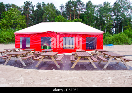 leere Sommer Meer Resort Beach Cafe in den frühen Morgenstunden Stockfoto