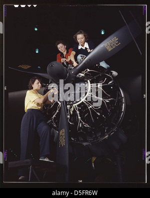 Frauen bei der Arbeit auf c-47 Douglas Fracht Transport, Douglas Aircraft Company, Long Beach, Kalifornien (LOC) Stockfoto