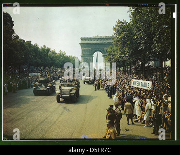 Dieses historische Bild fängt französische Patrioten entlang der Champs Elysees ein, wie sie alliierte Panzer und Halbspuren nach der Befreiung von Paris am 25. August 1944 während des Zweiten Weltkriegs durch den Arc de Triomphe ziehen Stockfoto