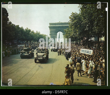 Massen von französischen Patrioten säumen die Champs Elysees, um alliierte Panzer und halbe Gleise durch den Arc du Triomphe zu sehen, nachdem Paris am 25. August 1944 befreit wurde (LOC) Stockfoto