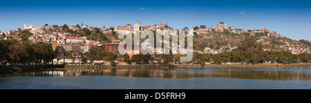 Madagaskar, Antananarivo, Haute-Ville, Roval Palast auf die Skyline der Stadt über dem See Anosy Stockfoto