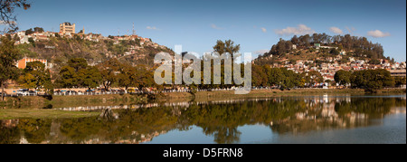 Madagaskar, Antananarivo, See Anosy und Haute Ville auf Skyline der Stadt, Panorama Stockfoto