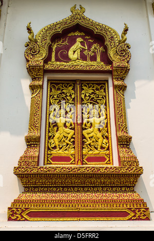 Goldenen Ornament Holzfenster des Thai-Tempels in Chiangmai, Thailand Stockfoto