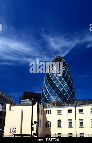 Sommer-Blick auf die Schweizer Bank Building, auch bekannt als Gherkin, Nordufer, London City, England, Vereinigtes Königreich Stockfoto