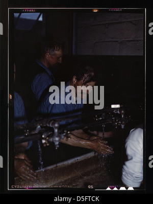 John Sabados Abwasch nach einem Arbeitstag im Rip tracks auf Vorbehalt Werft von C & NW RR., Chicago, Ill. (LOC) Stockfoto