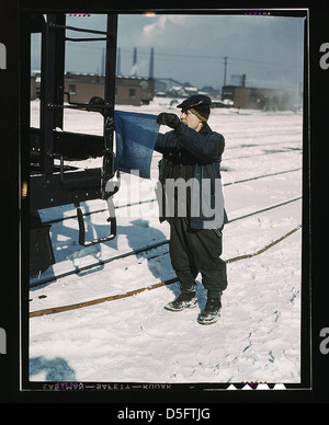 John Paulinski, Wagenmeister, Blau kennzeichnen einen Zug zur Inspektion, Corwith Hof, Santa Fe RR Reise, Chicago, Ill. (LOC) Stockfoto