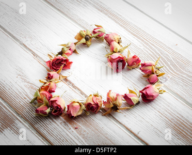 Herz aus bunten getrocknete Rosenknospen Stockfoto