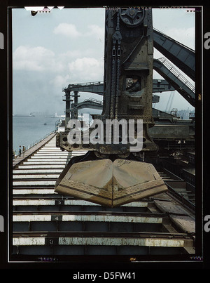 Pennsylvania R.R Erz Docks, entladen Eisenerz von einem See-Frachter mittels "Hulett" Entlader, Cleveland, Ohio (LOC) Stockfoto