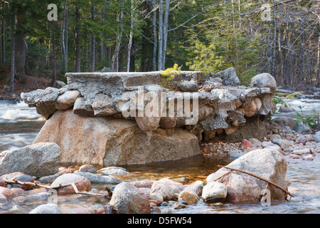 Reste einer alten Brückenpfeiler entlang des Hancock-Zweiges in den White Mountains, New Hampshire, USA Stockfoto