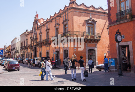 Eine Einkaufsstraße in der Altstadt von Queretaro, Mexiko Stockfoto